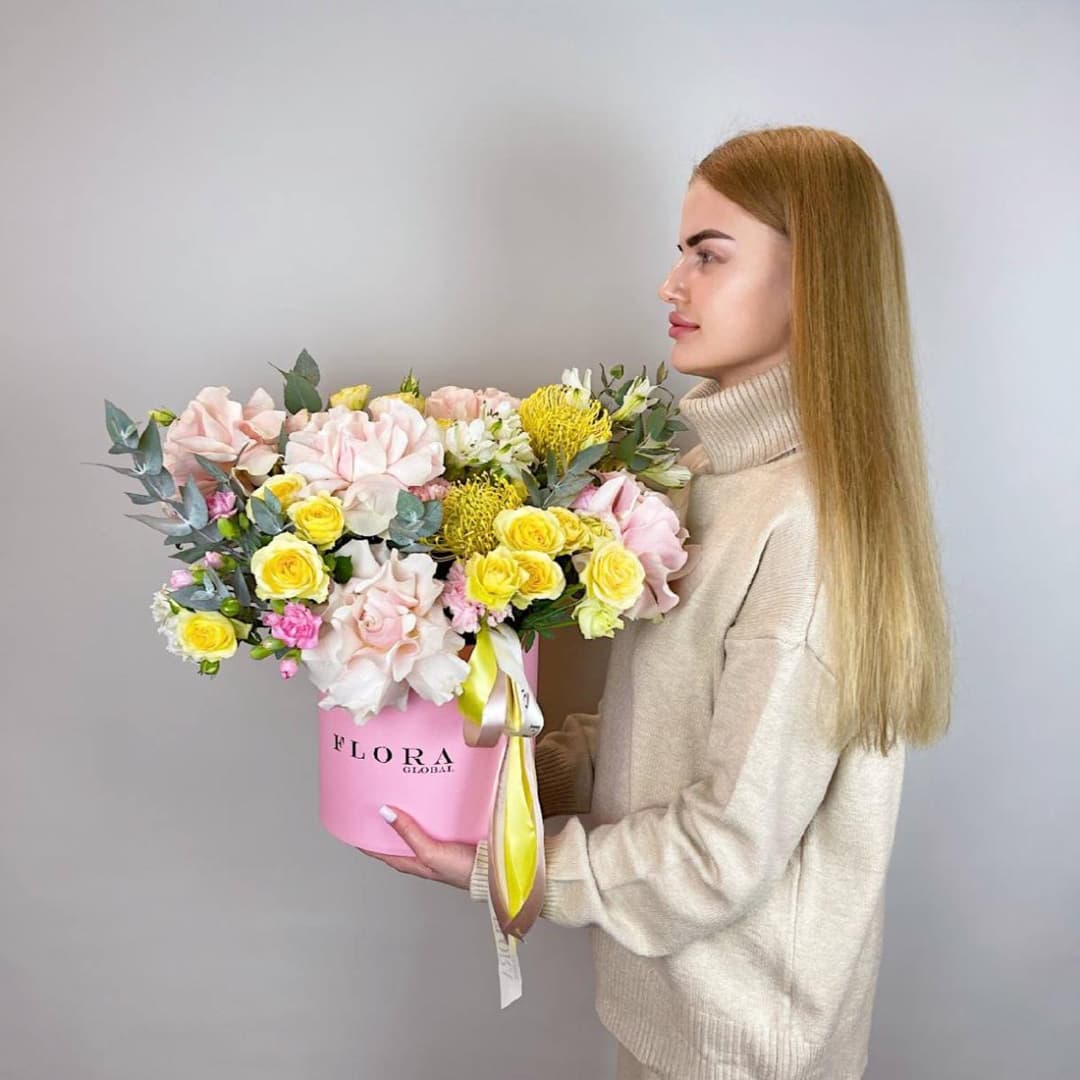 Композиция в коробке: Пудровые розы, жёлтые кустовые розы и эвкалипт