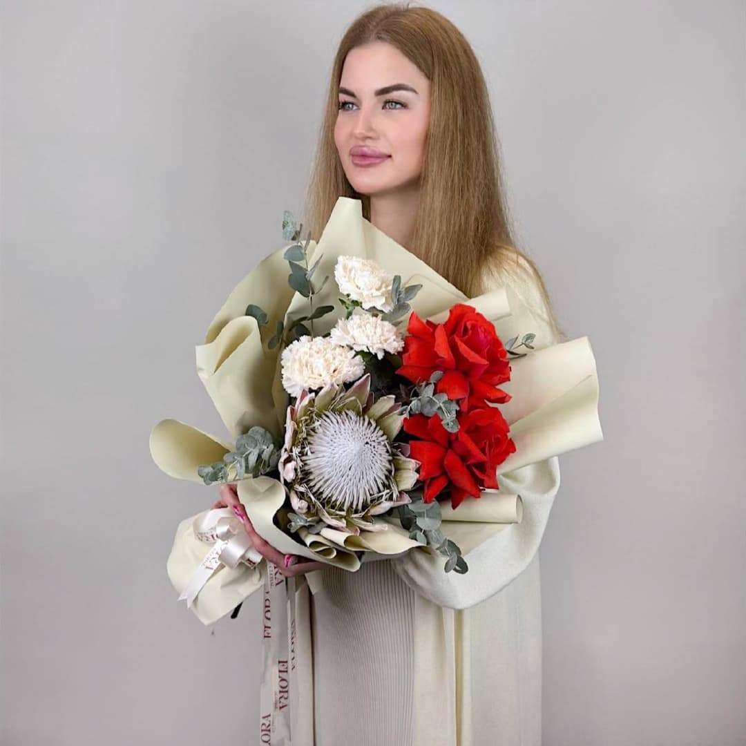 Эффектный букет с протеей и красными розами