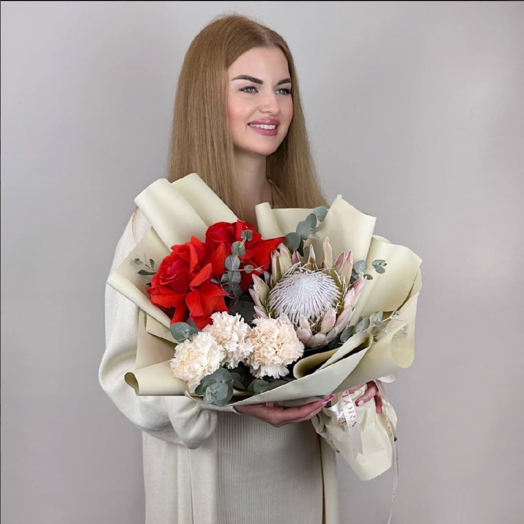 Эффектный букет с протеей и красными розами