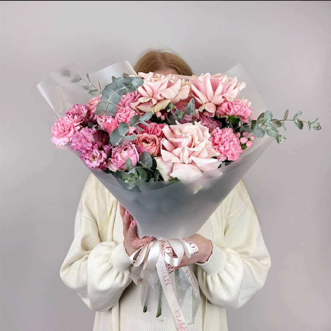 Нежный букет с пудровыми розами и розовыми гвоздиками