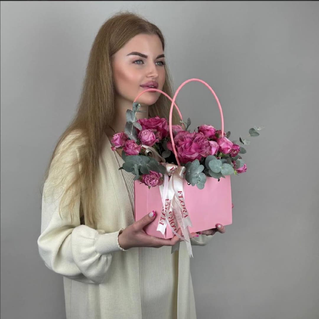 Цветы в коробке. Розовый букет в сумке: пионовидные розы с эвкалиптом. N44