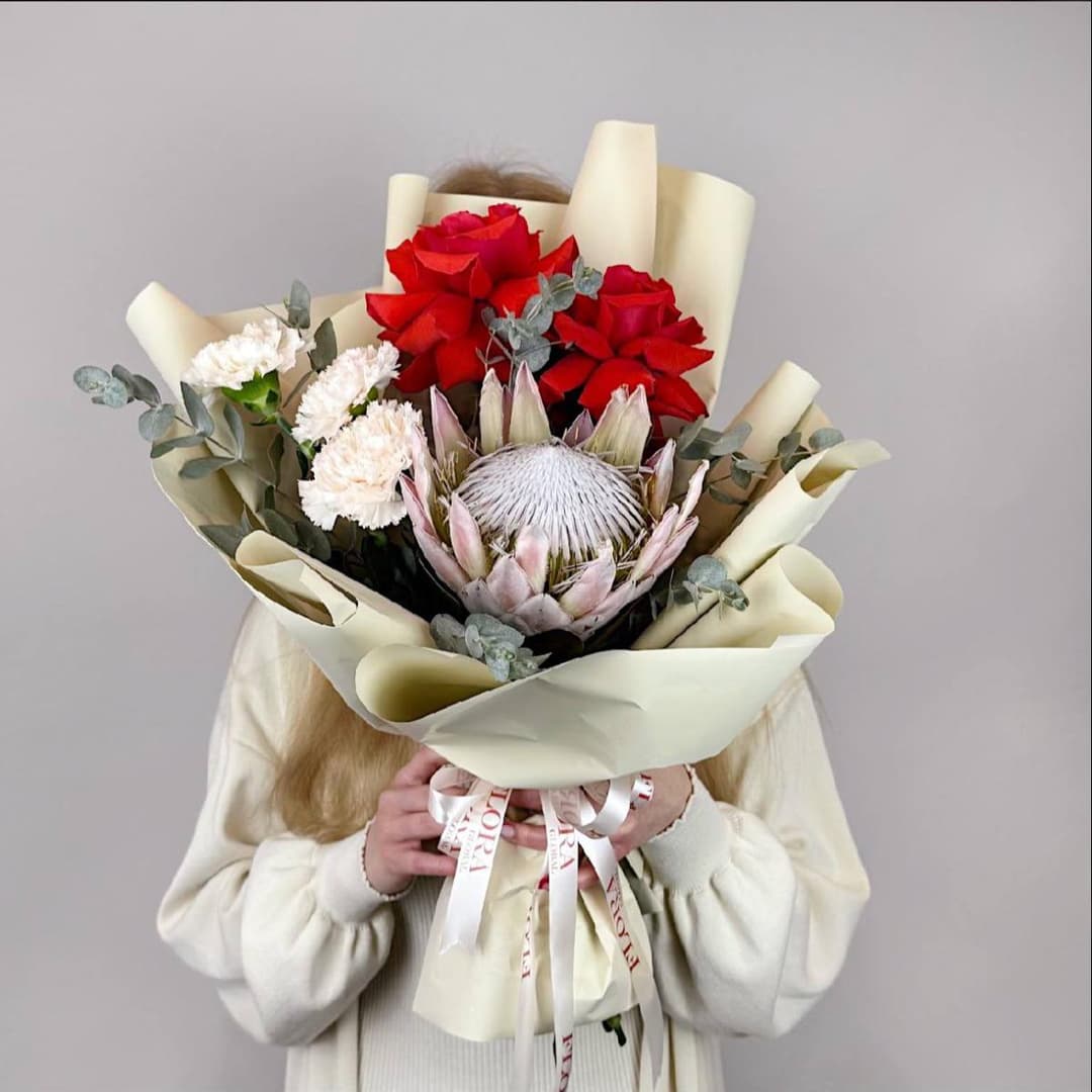 Эффектный букет с протеей и красными розами