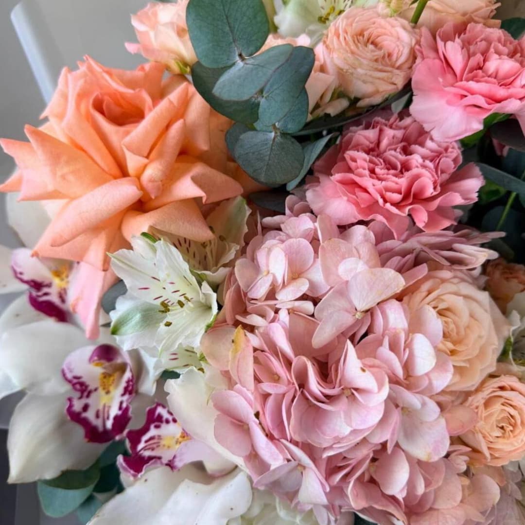 Нежный букет: гортензия, французские розы, орхидея, эвкалипт