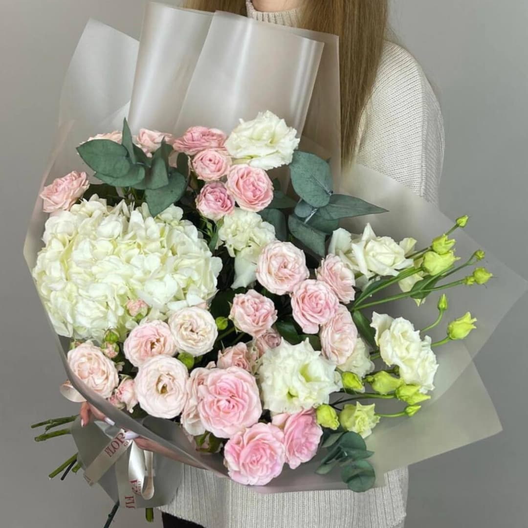 Красивый букет: Кустовые розы пионовидные, гортензия, эустома, эвкалипт