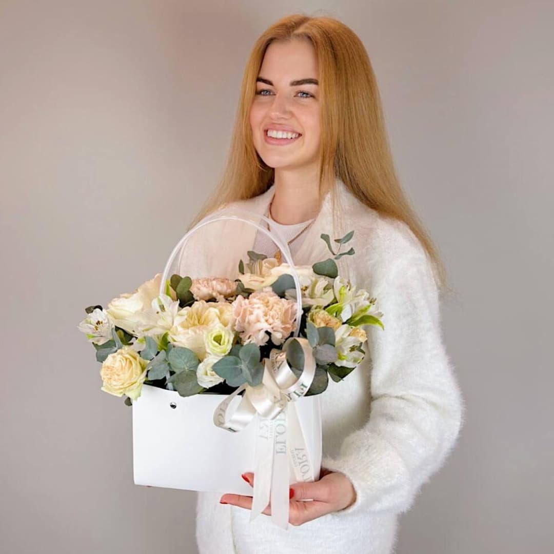 Красивый букет: пионовидные розы, эустома, альстромерия, диантус / Цветы в сумочке