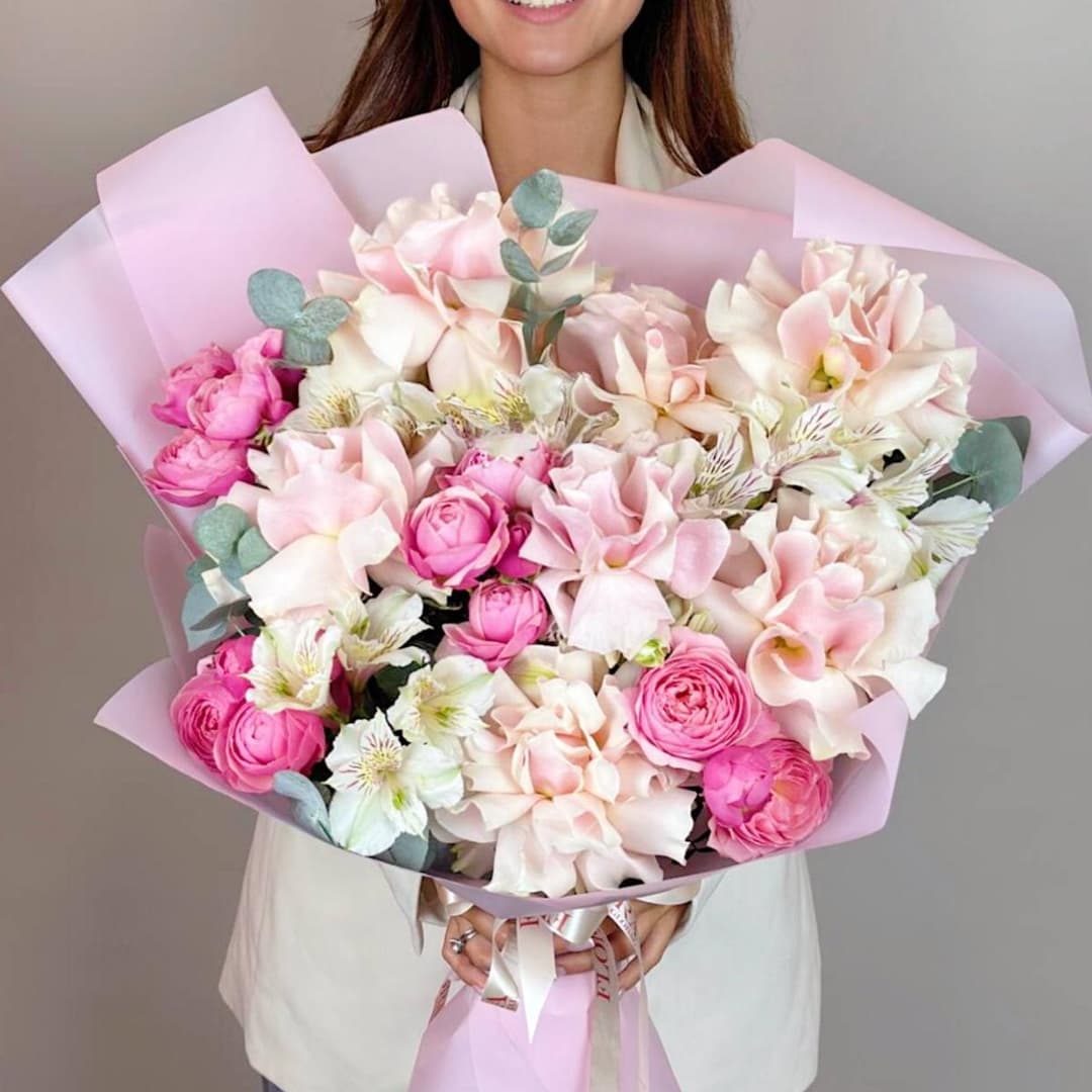 Розовый букет роз: Французские розы, кустовые розы пионовидные, альстромерия и эвкалипт