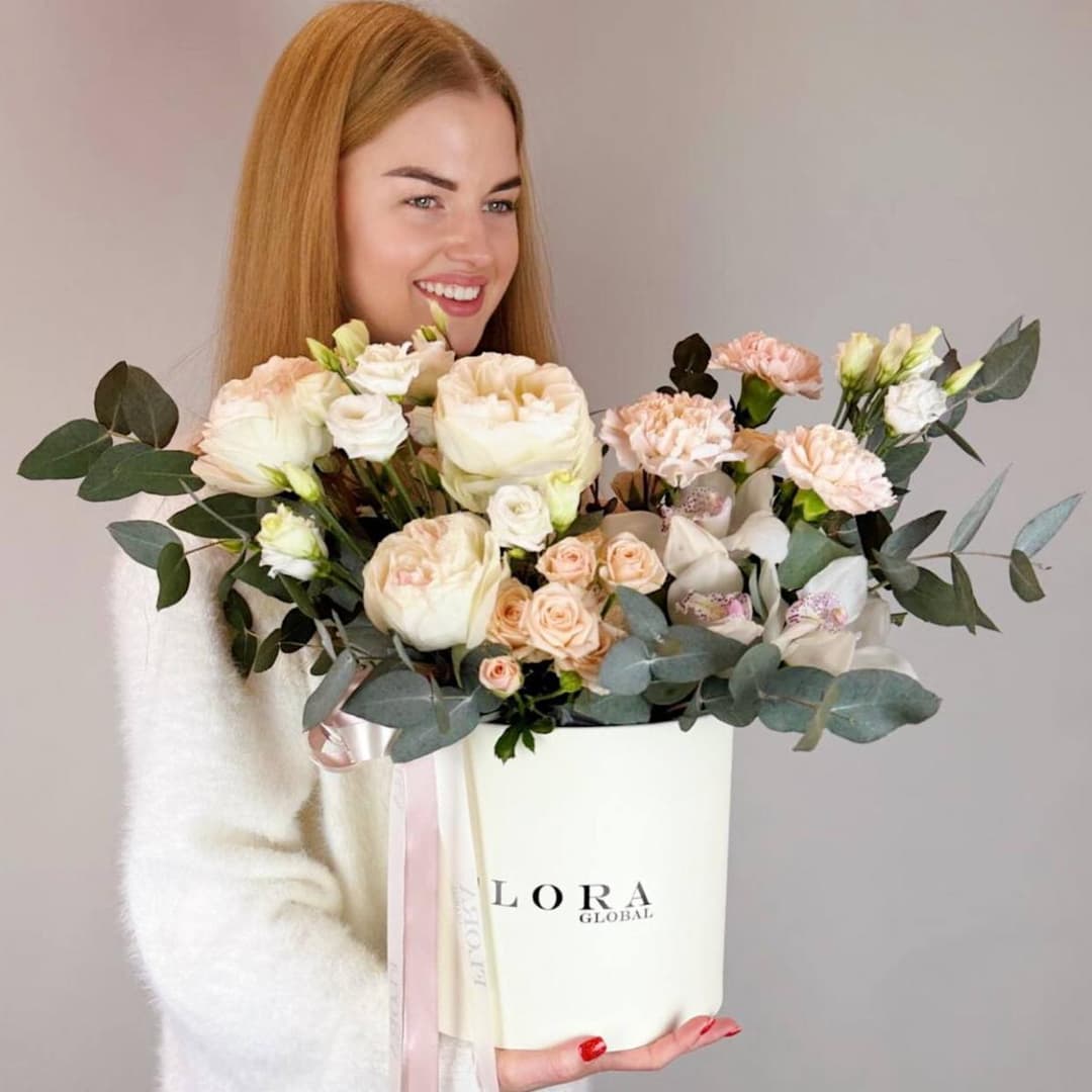 Шикарный букет: пионовидные розы, эустома, орхидея, диантус, эвкалипт