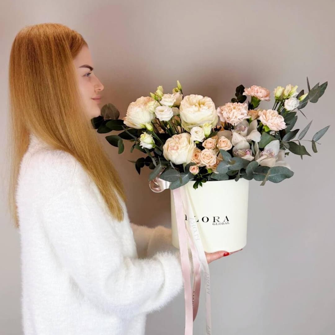 Шикарный букет: пионовидные розы, эустома, орхидея, диантус, эвкалипт