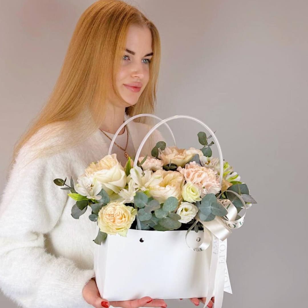 Красивый букет: пионовидные розы, эустома, альстромерия, диантус / Цветы в сумочке