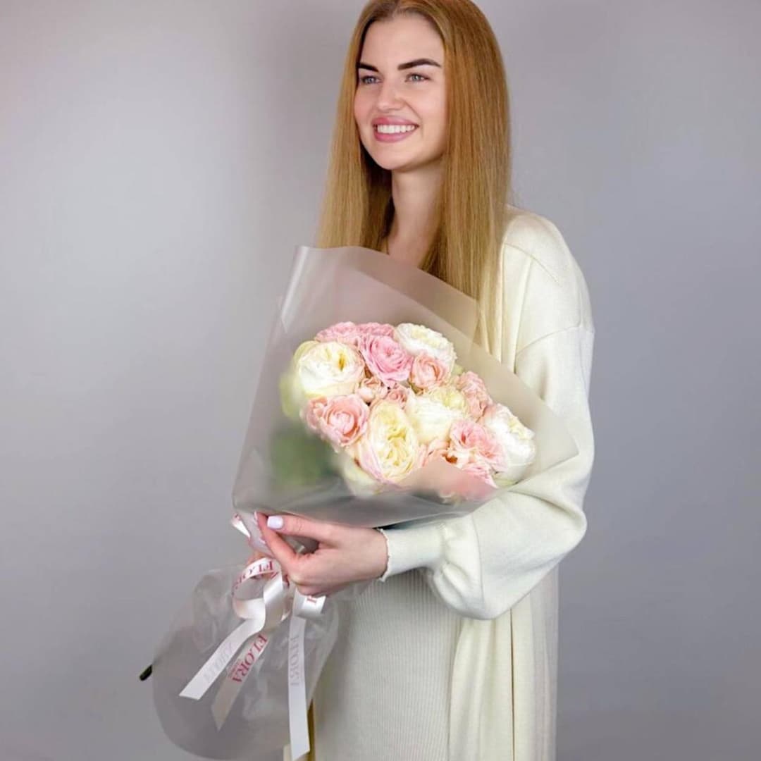 Красивый букет роз: пионовидная роза премиум Аврора и кустовые пионовидные розы