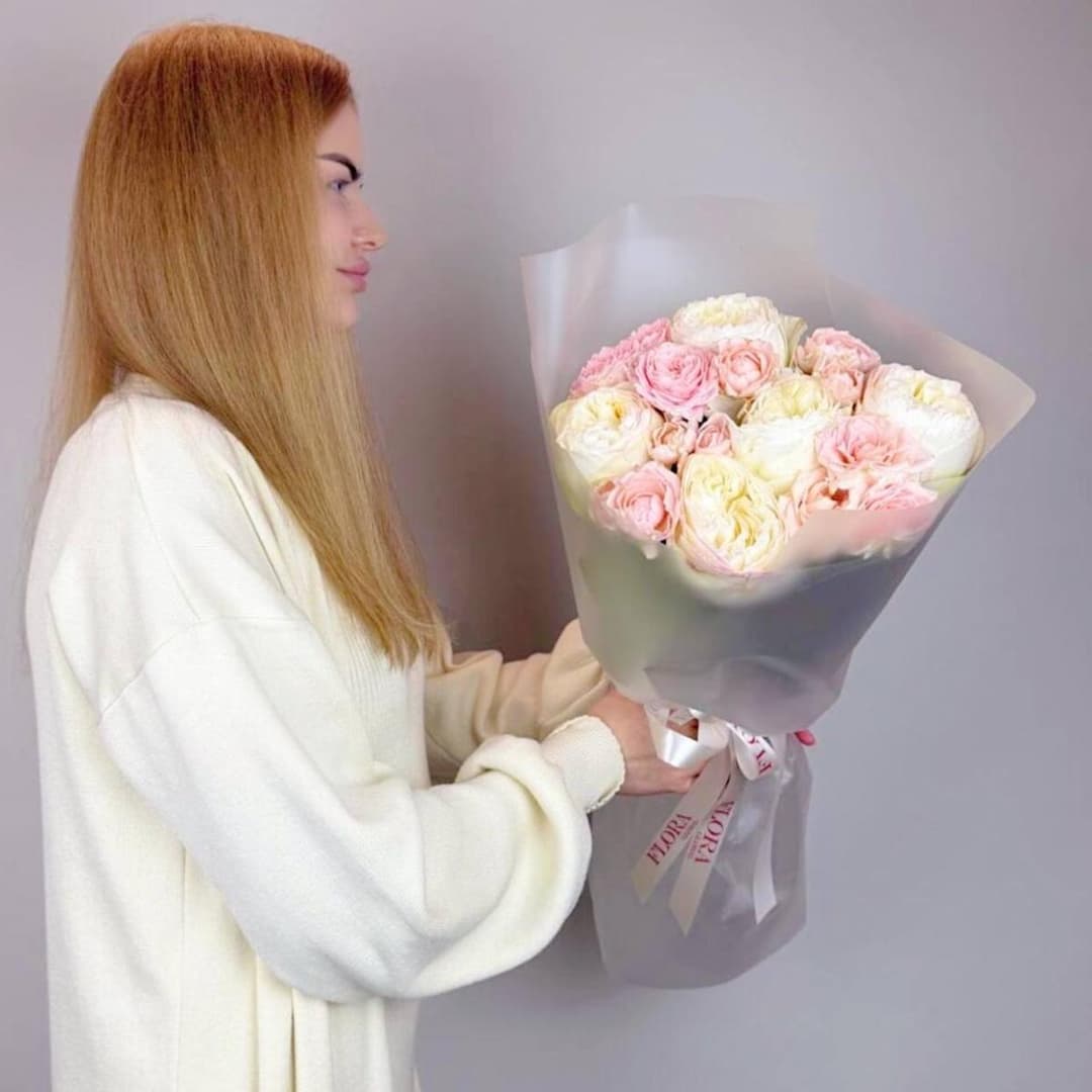 Красивый букет роз: пионовидная роза премиум Аврора и кустовые пионовидные розы