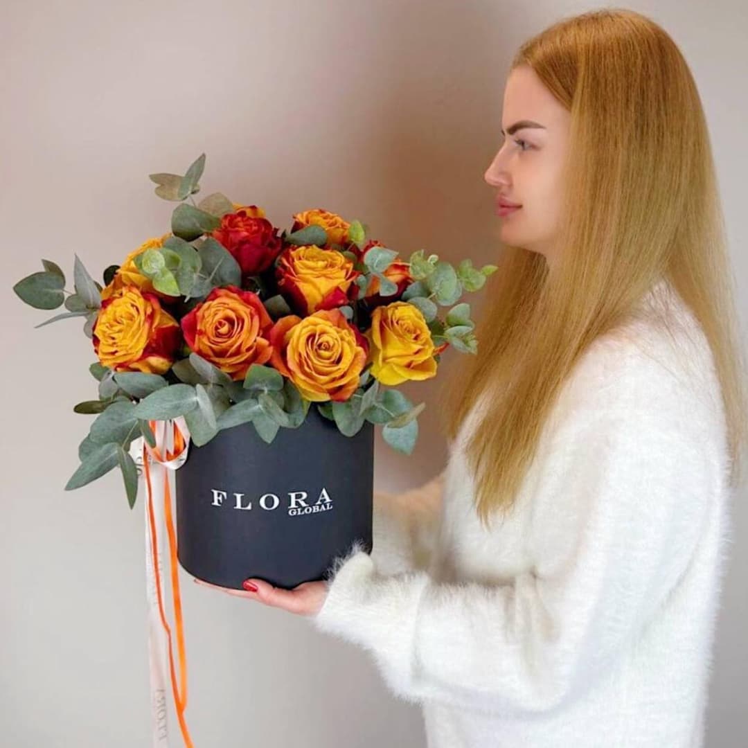 Яркий букет роз / Розы с эвкалиптом / Оранжевая роза / Букет в коробке