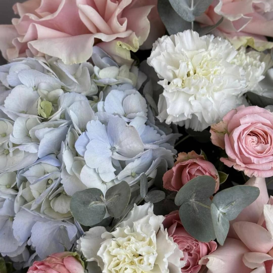 Красивый букет: французская роза, гортензия, кустовая пион.роза, диантусы и эвкалипт
