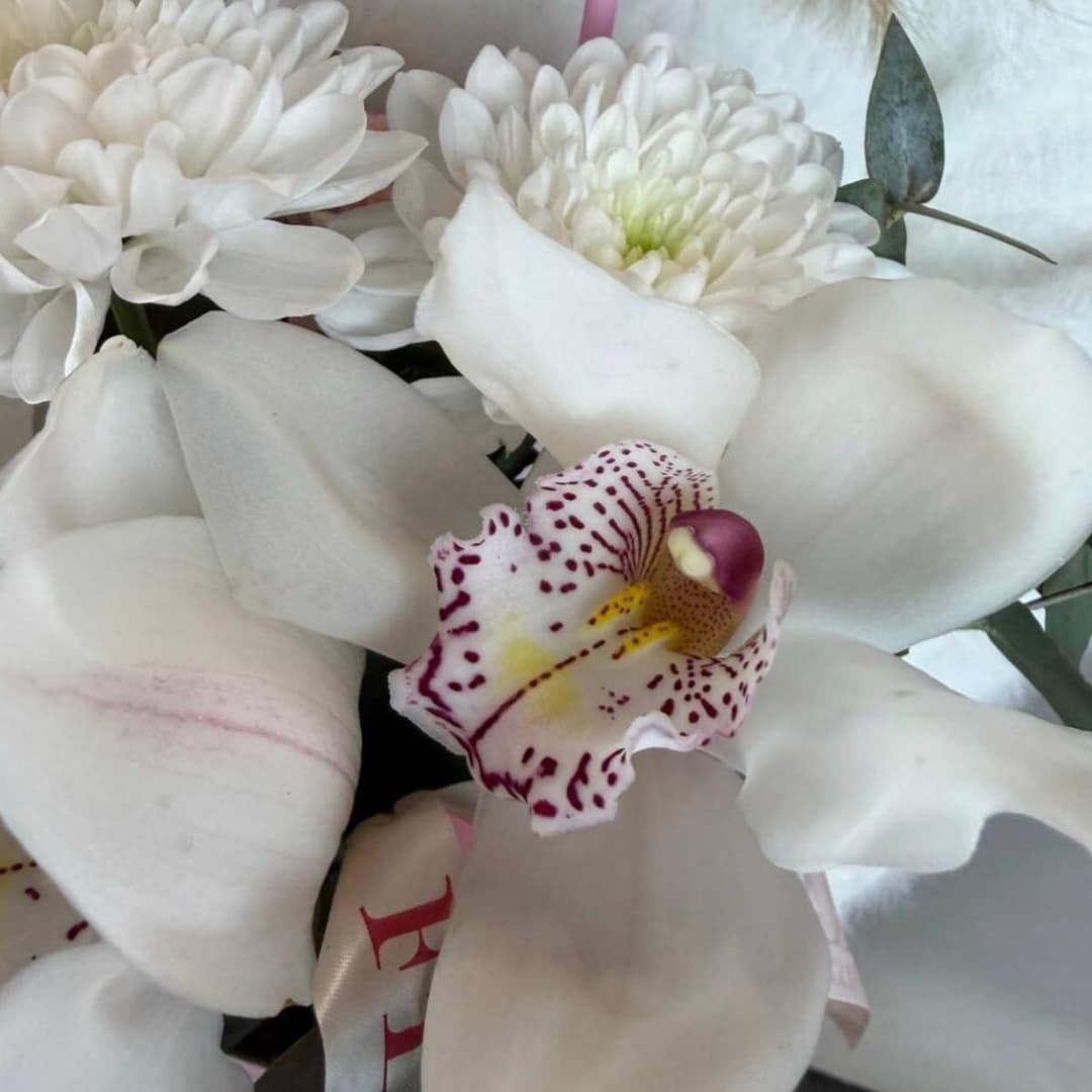 Красивый букет в сумочке: розы, орхидея, хризантема