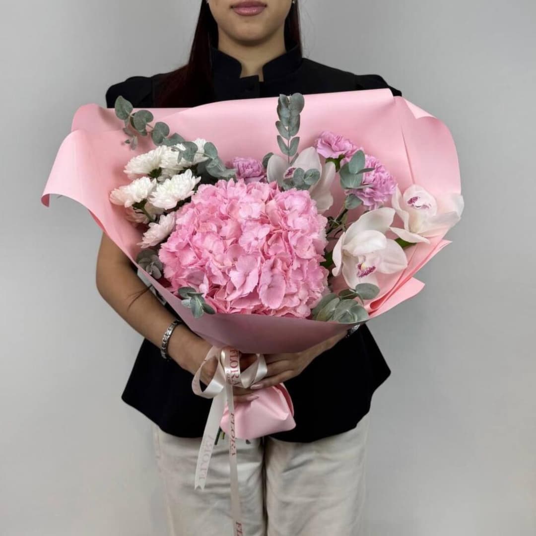 Розовый букет: гортензия, орхидея, розовые диантусы, кустовая хризантема и эвкалипт. N27