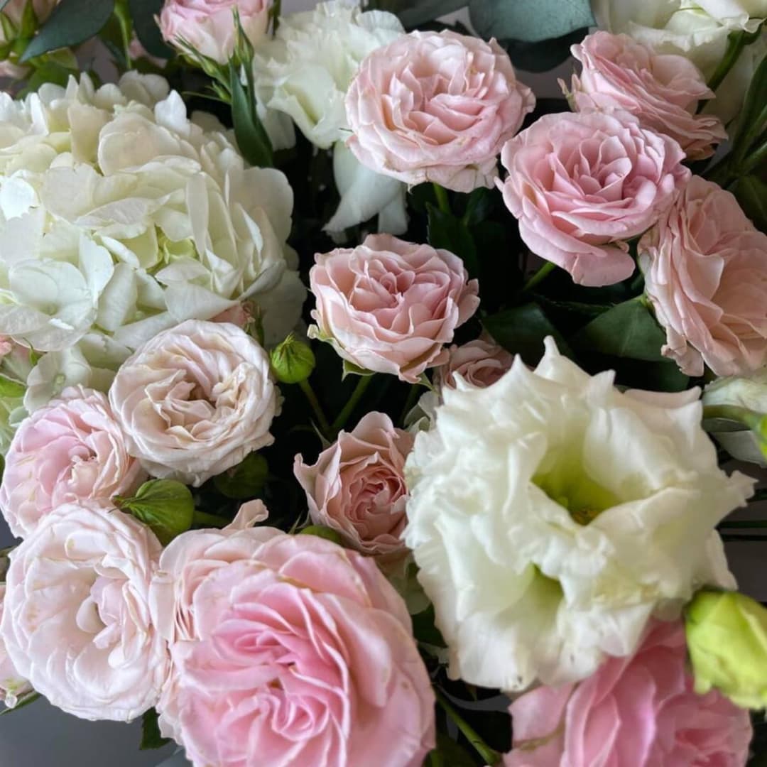 Красивый букет: Кустовые розы пионовидные, гортензия, эустома, эвкалипт