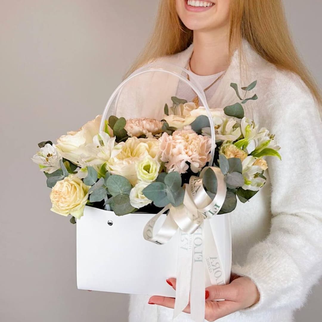 Красивый букет: пионовидные розы, эустома, альстромерия, диантус / Цветы в сумочке