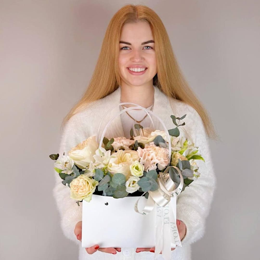 Красивый букет: пионовидные розы, эустома, альстромерия, диантус / Цветы в сумочке