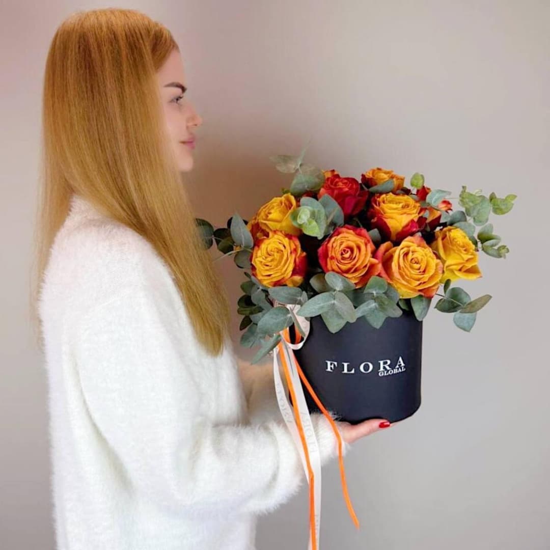 Яркий букет роз / Розы с эвкалиптом / Оранжевая роза / Букет в коробке
