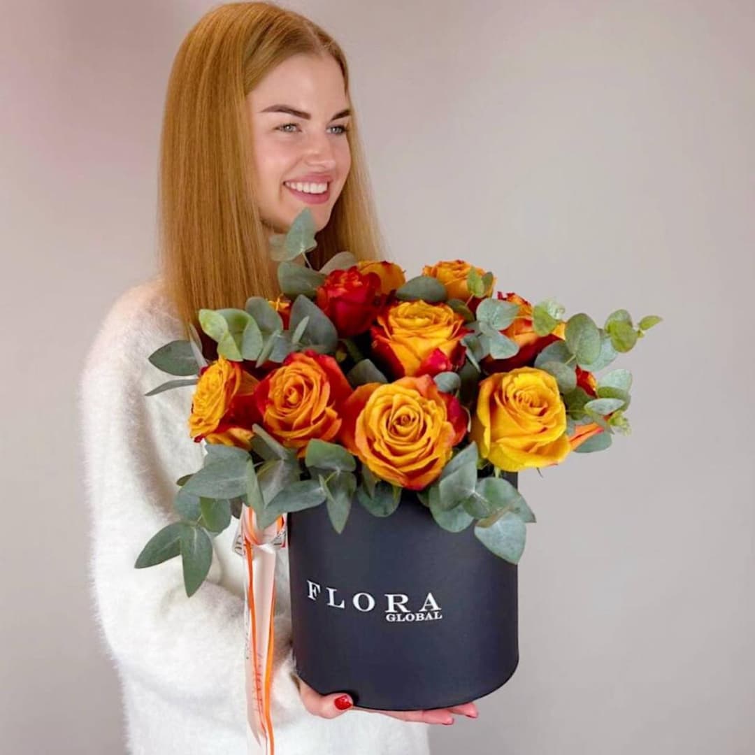 Яркий букет роз / Розы с эвкалиптом / Оранжевая роза / Букет в коробке