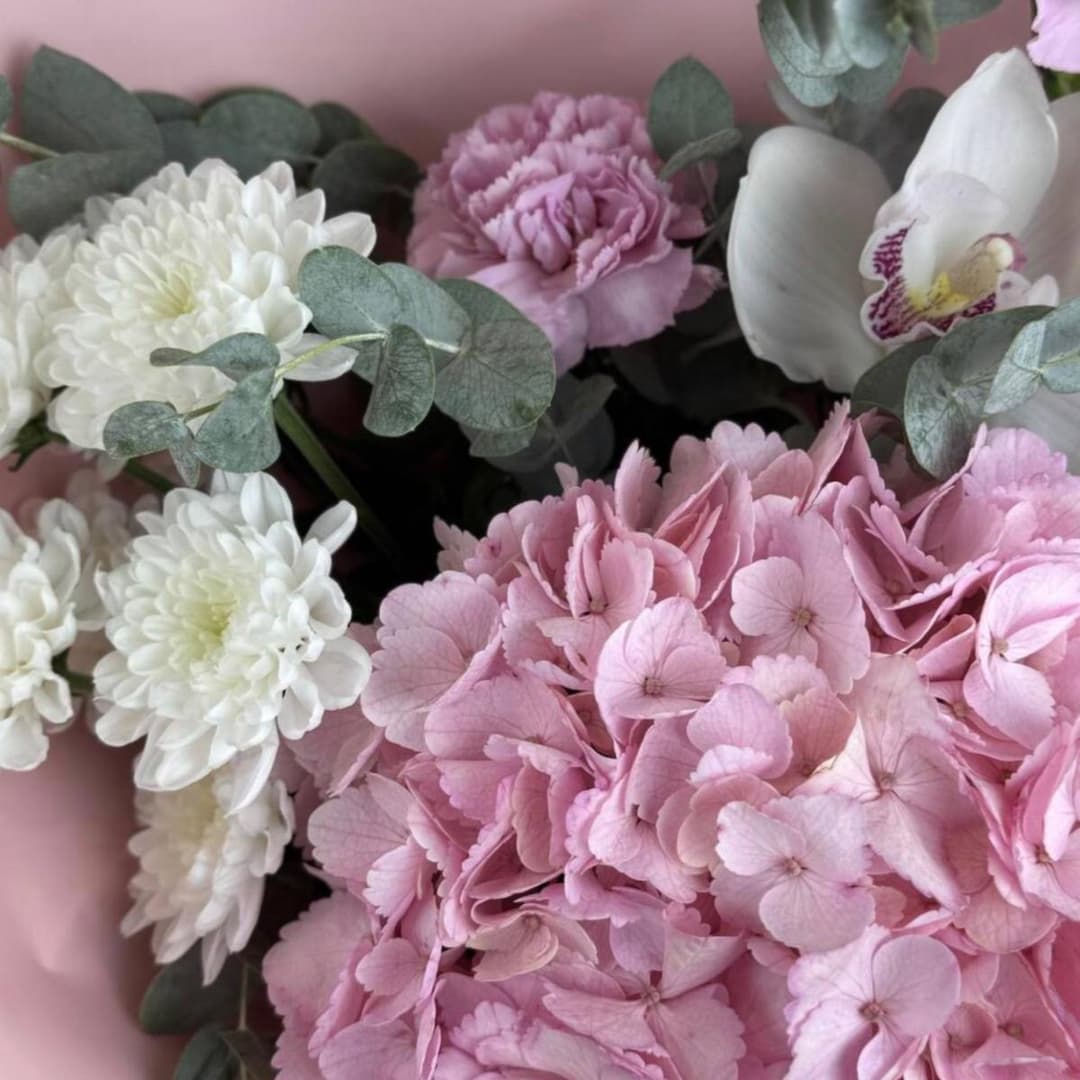 Розовый букет: гортензия, орхидея, розовые диантусы, кустовая хризантема и эвкалипт. N27