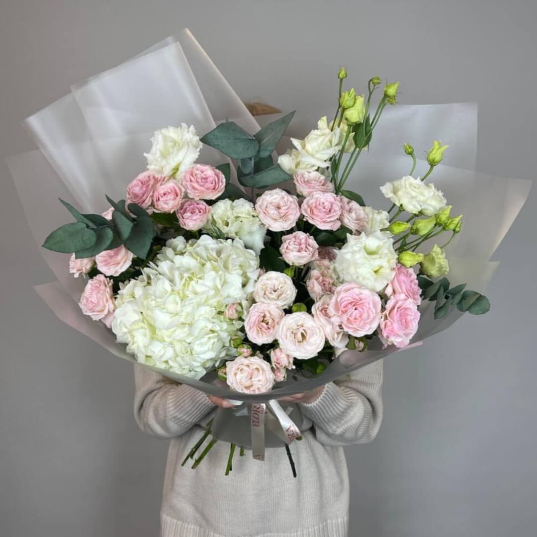 Красивый букет: Кустовые розы пионовидные, гортензия, эустома, эвкалипт