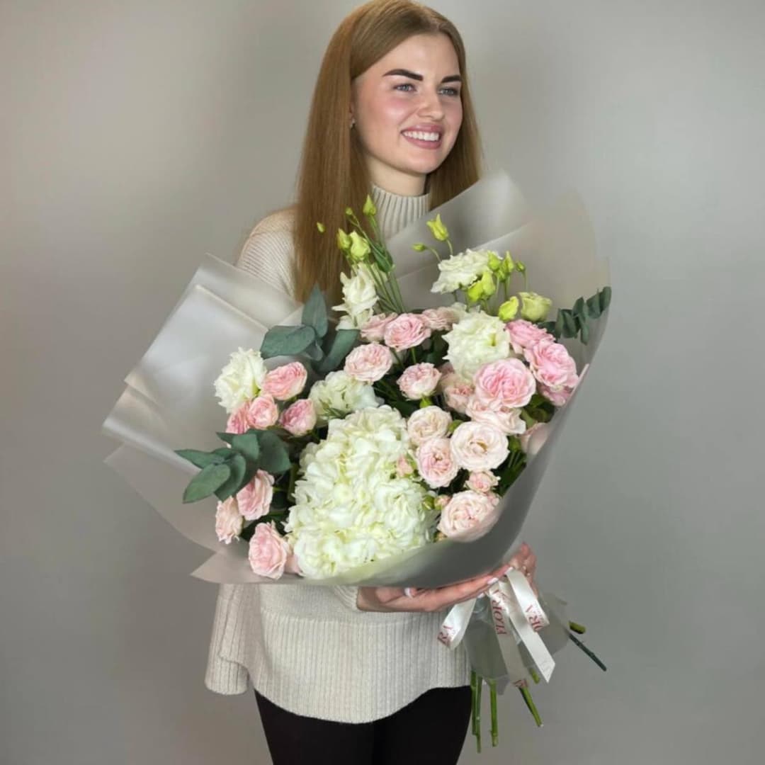 Красивый букет: Кустовые розы пионовидные, гортензия, эустома, эвкалипт