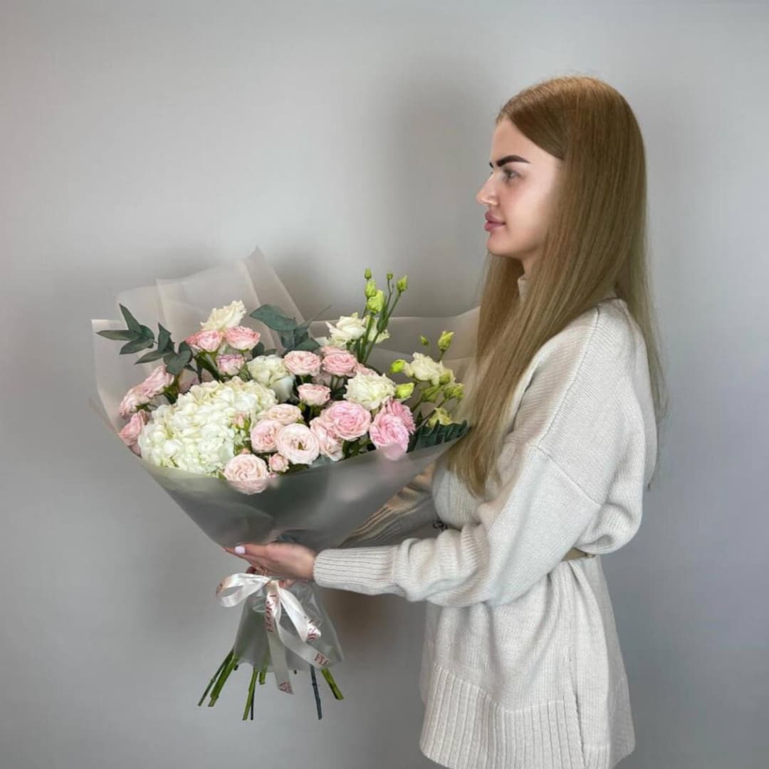 Красивый букет: Кустовые розы пионовидные, гортензия, эустома, эвкалипт