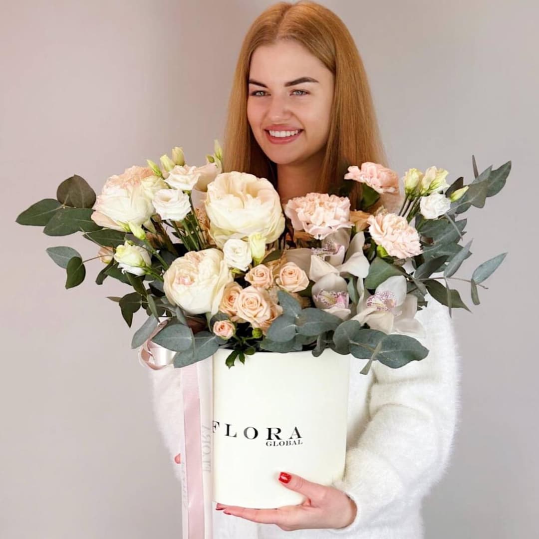 Шикарный букет: пионовидные розы, эустома, орхидея, диантус, эвкалипт