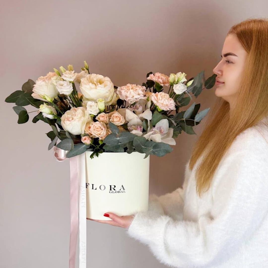 Шикарный букет: пионовидные розы, эустома, орхидея, диантус, эвкалипт