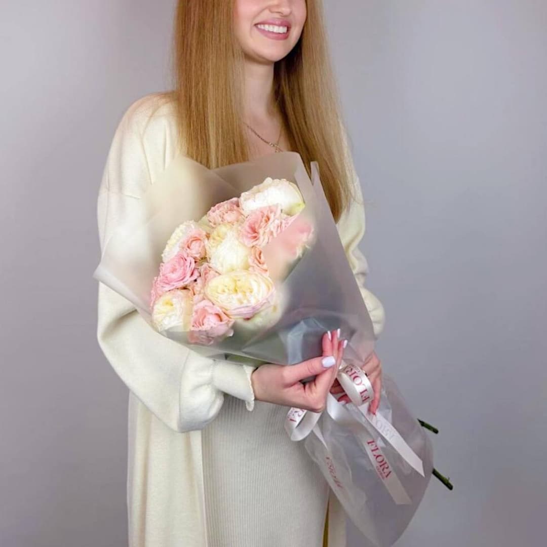 Красивый букет роз: пионовидная роза премиум Аврора и кустовые пионовидные розы