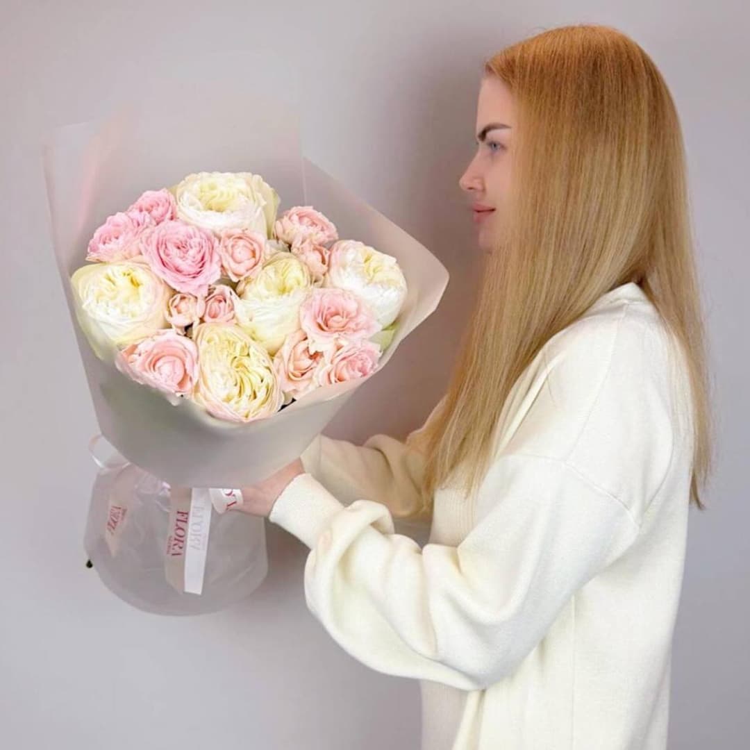 Красивый букет роз: пионовидная роза премиум Аврора и кустовые пионовидные розы