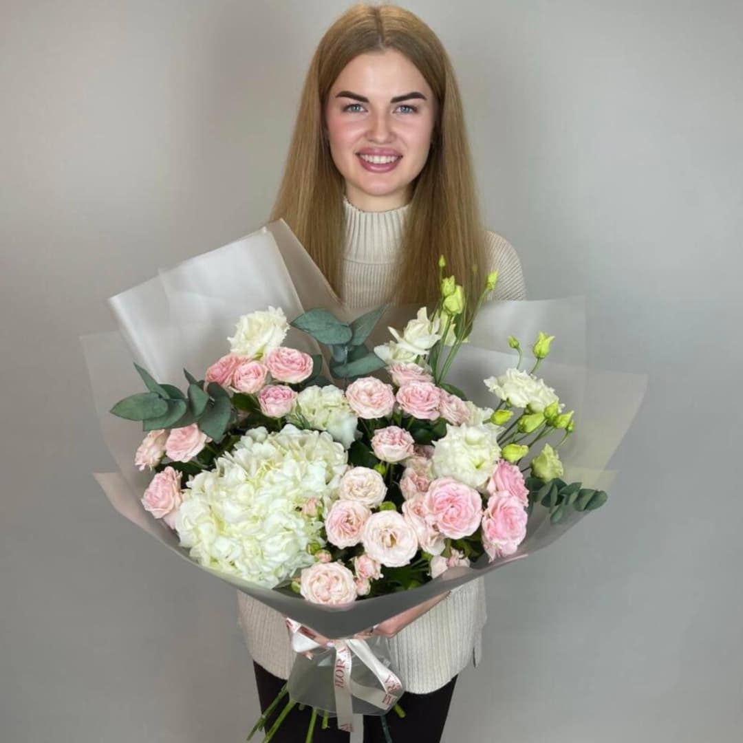 Красивый букет: Кустовые розы пионовидные, гортензия, эустома, эвкалипт