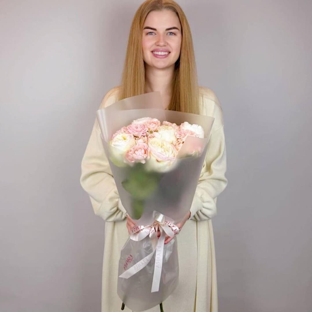 Красивый букет роз: пионовидная роза премиум Аврора и кустовые пионовидные розы