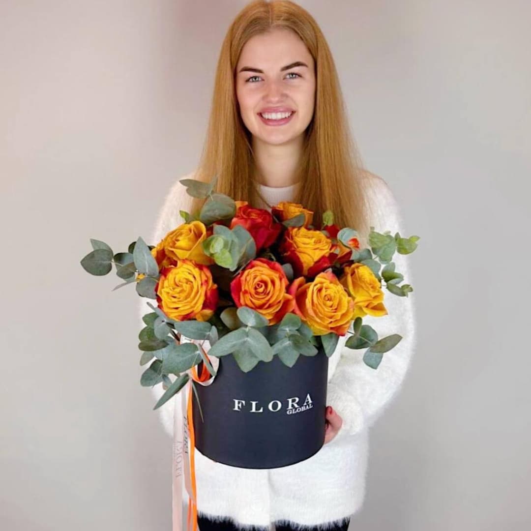 Яркий букет роз / Розы с эвкалиптом / Оранжевая роза / Букет в коробке