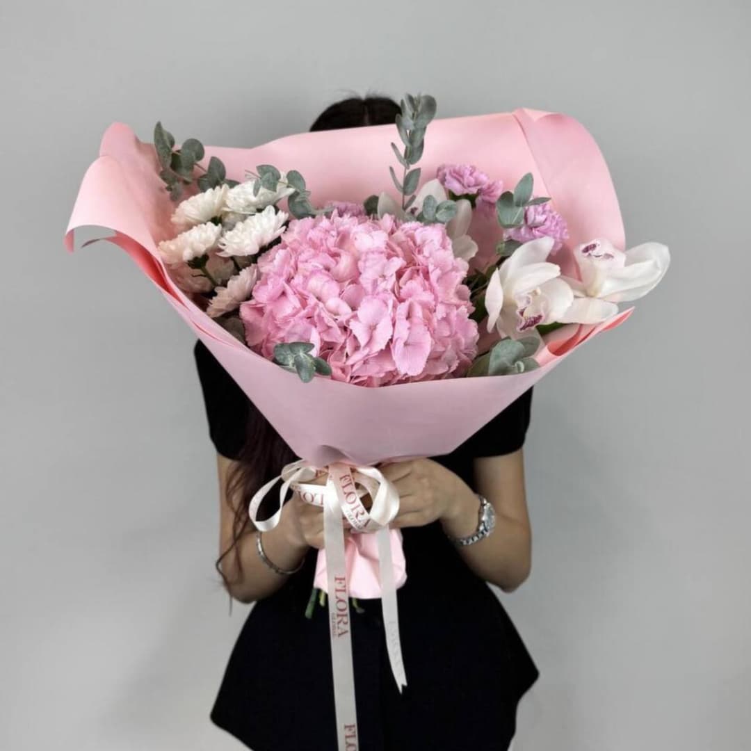 Розовый букет: гортензия, орхидея, розовые диантусы, кустовая хризантема и эвкалипт. N27