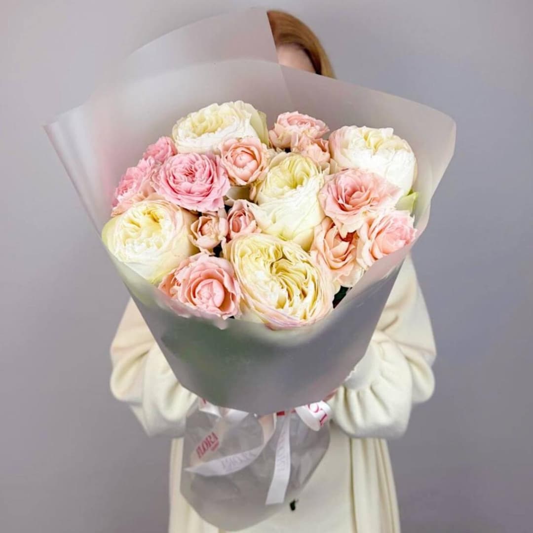 Красивый букет роз: пионовидная роза премиум Аврора и кустовые пионовидные розы