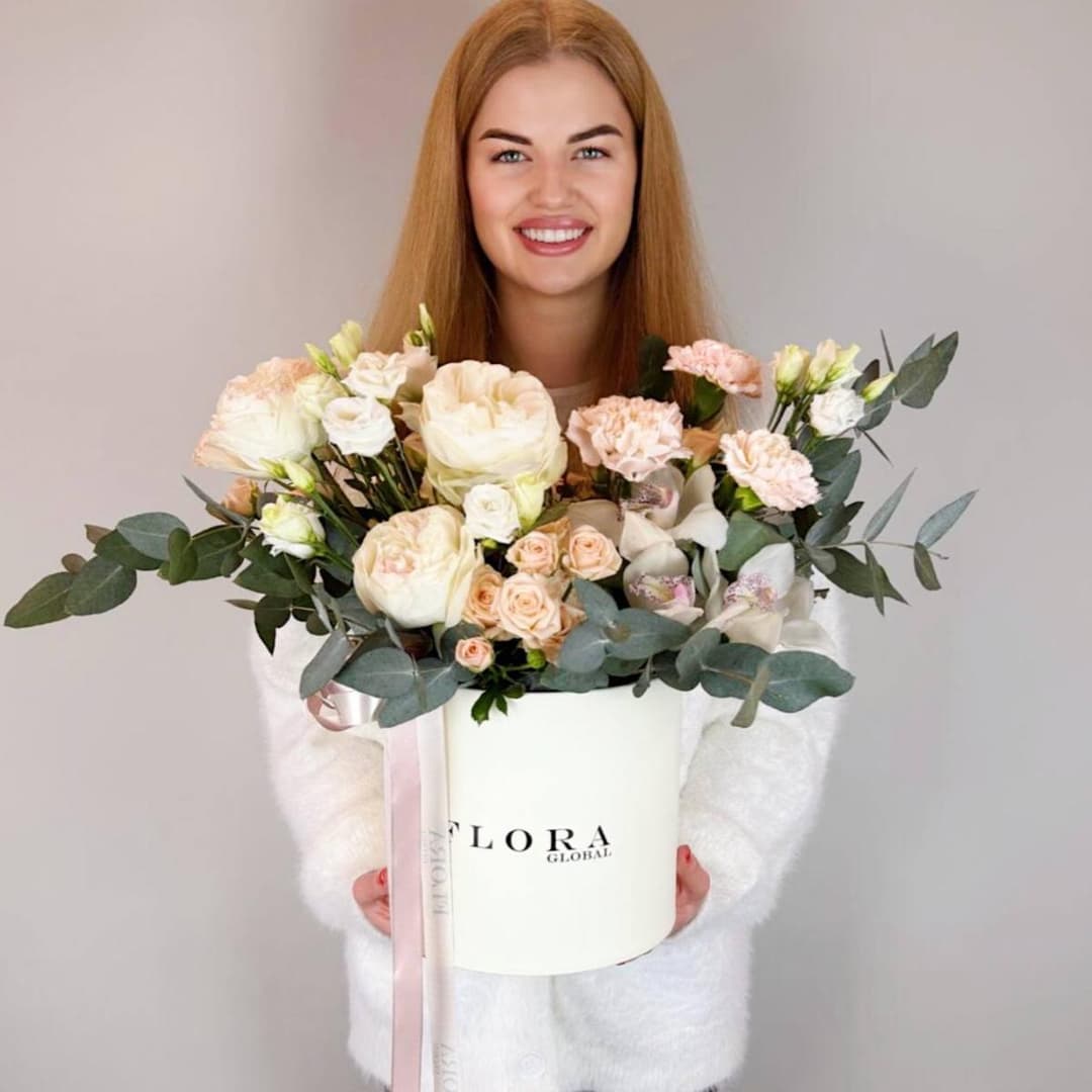 Шикарный букет: пионовидные розы, эустома, орхидея, диантус, эвкалипт