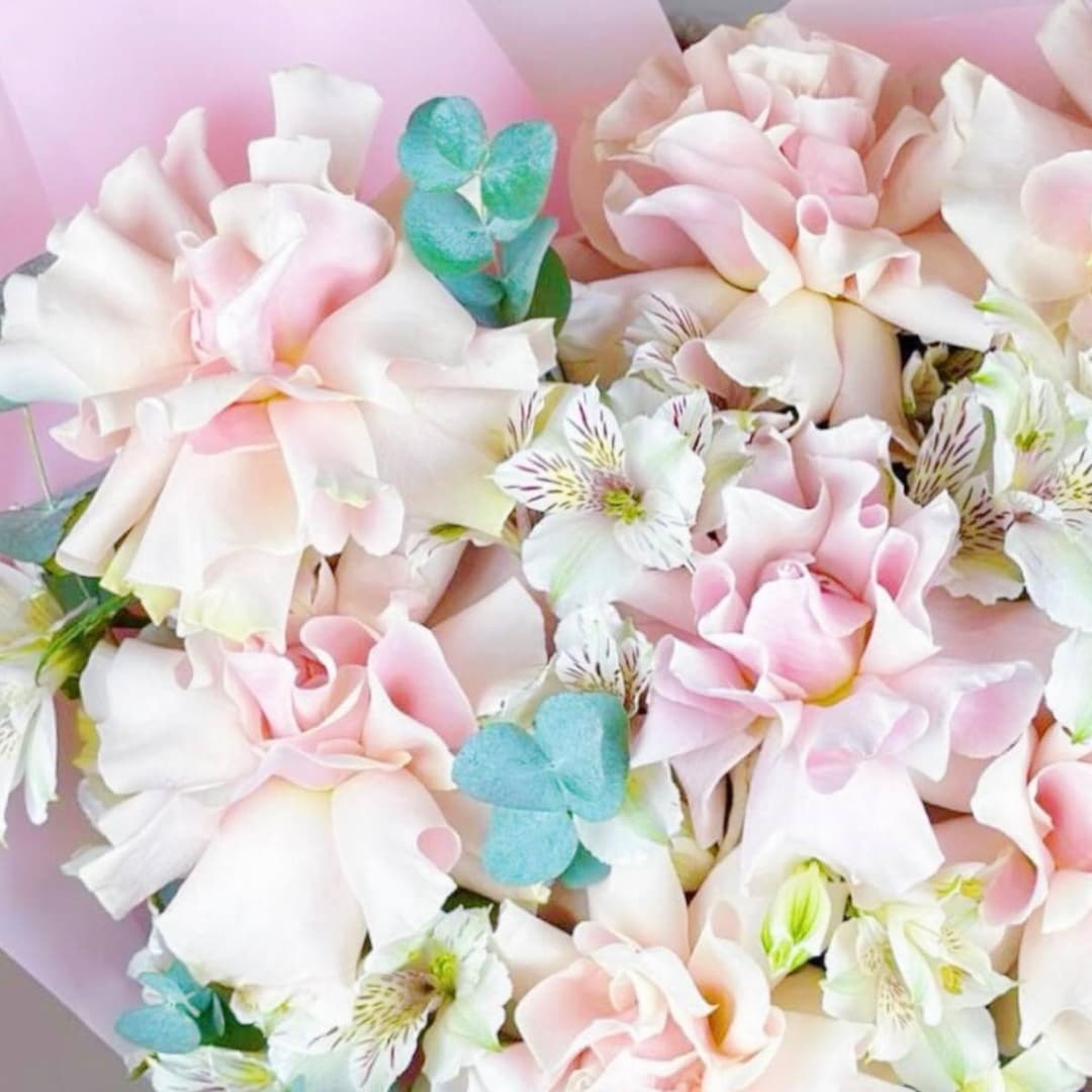 Розовый букет . Французские розы и альстромерия