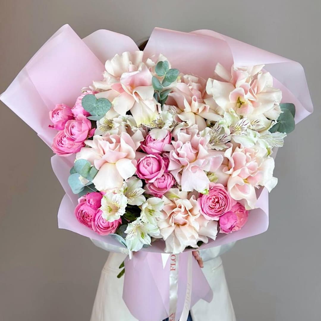 Розовый букет роз: Французские розы, кустовые розы пионовидные, альстромерия и эвкалипт