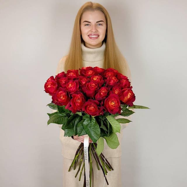 Яркая охапка роз Atomic — 250 ₽/шт