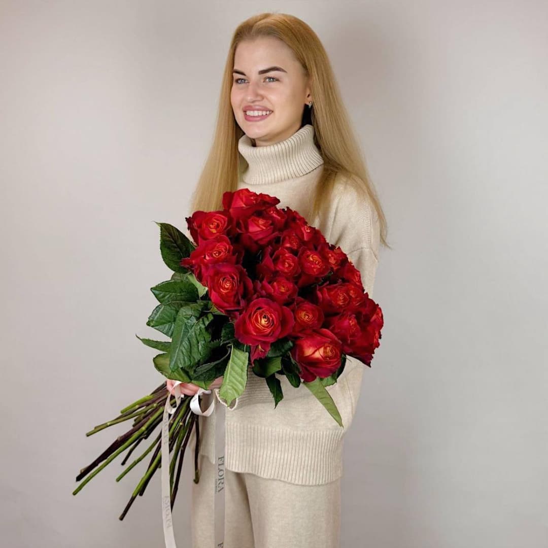 Яркая охапка роз Atomic — 250 ₽/шт