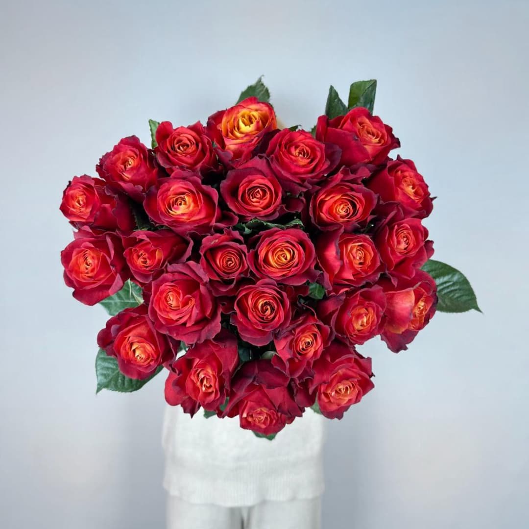 Яркая охапка роз Atomic — 250 ₽/шт