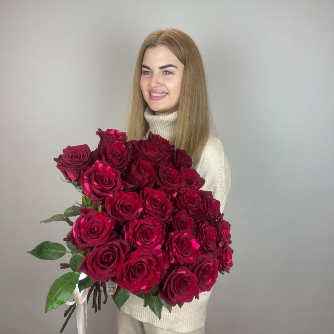 Эффектная охапка красных роз Red Panther — 280 ₽/шт