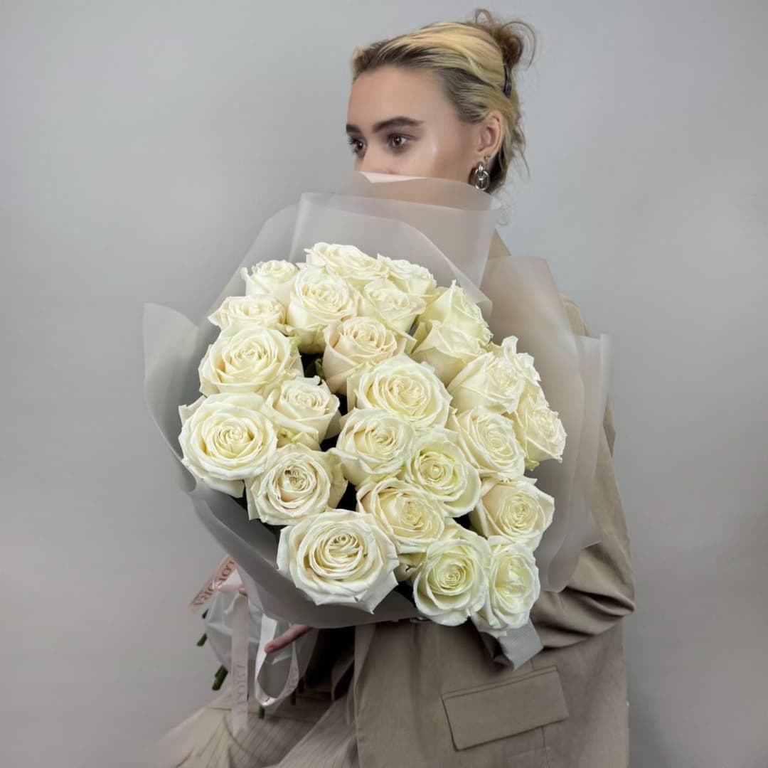 Белоснежная охапка роз Mondial — 250 ₽/шт