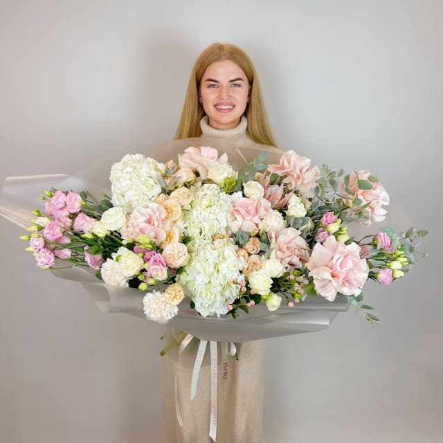 Премиум букет: Нежно-розовые пионовидные розы, белая гортензия и эустома