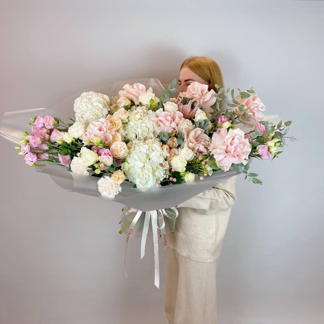 Премиум букет: Нежно-розовые пионовидные розы, белая гортензия и эустома