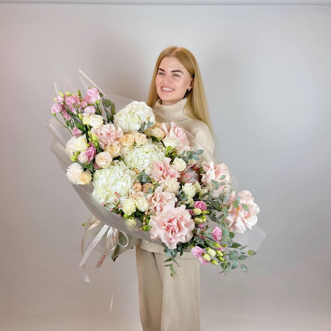 Премиум букет: Нежно-розовые пионовидные розы, белая гортензия и эустома