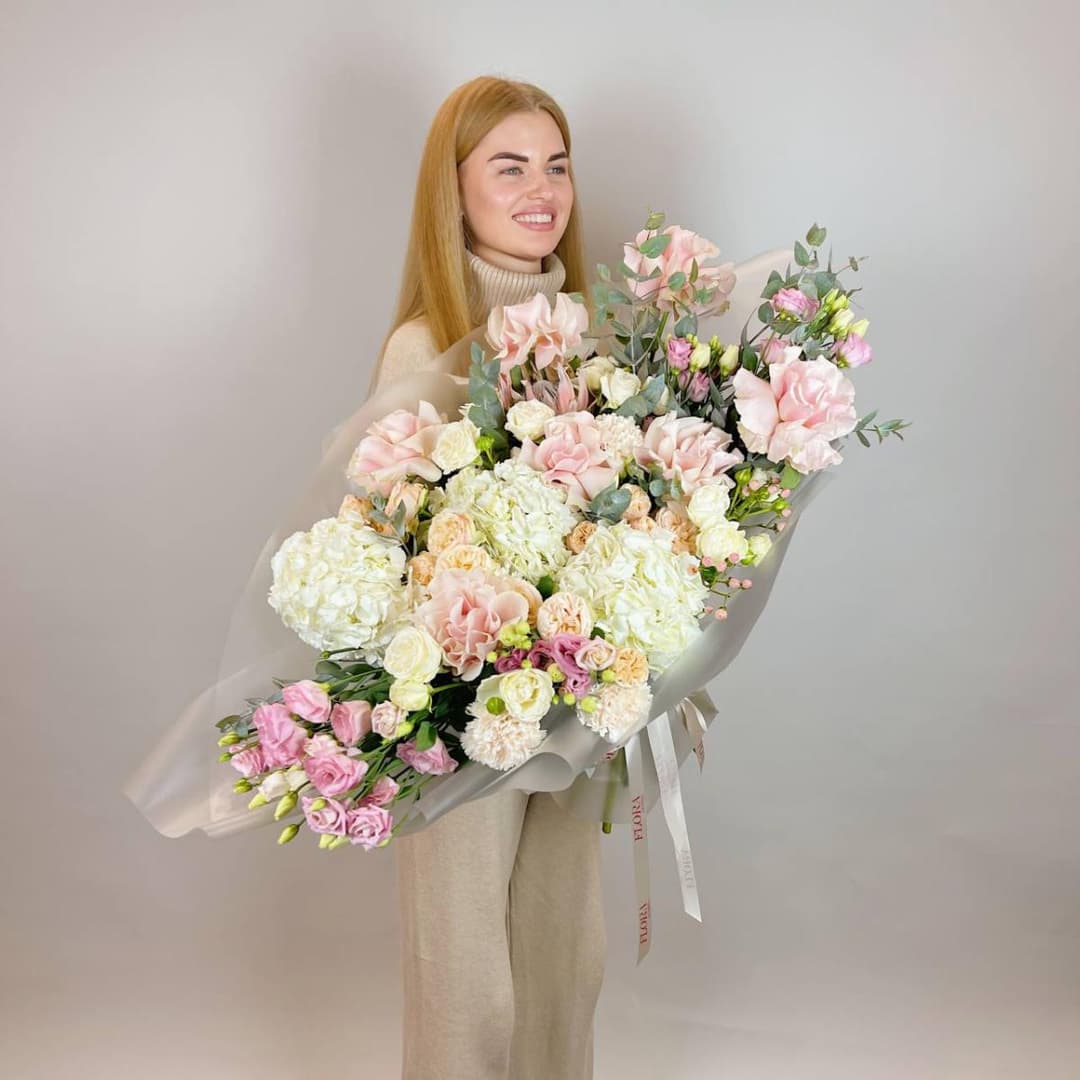 Премиум букет: Нежно-розовые пионовидные розы, белая гортензия и эустома