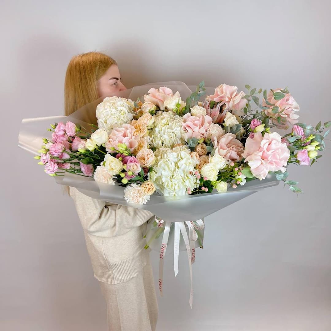 Премиум букет: Нежно-розовые пионовидные розы, белая гортензия и эустома